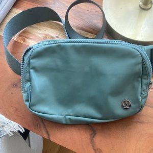 Lululemon Everywhere belt bag